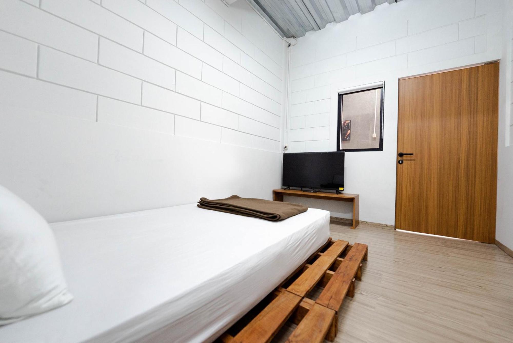 Asrama Manta Living *